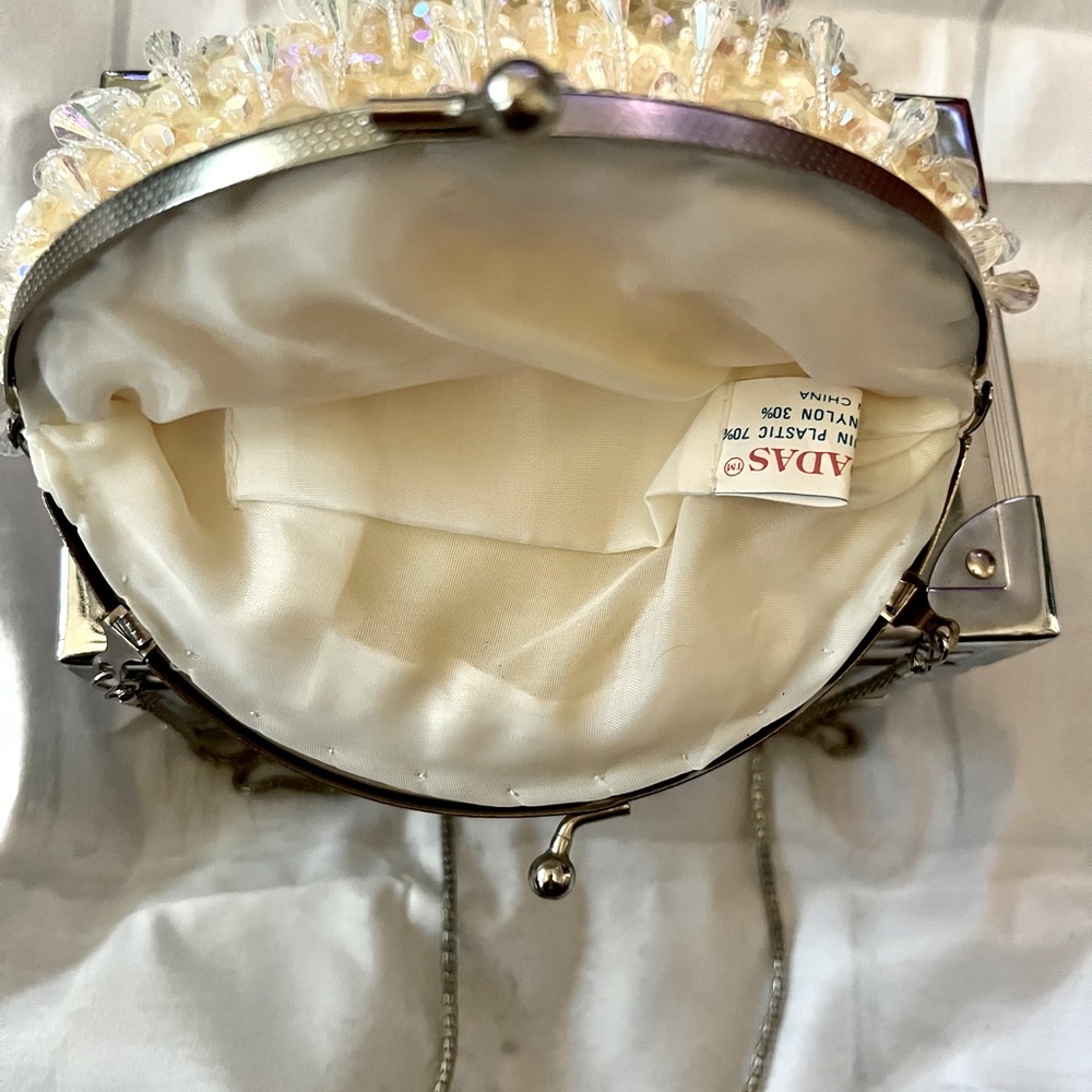 Gorgeous fun clam shell shaped sequent drop beaded purse.